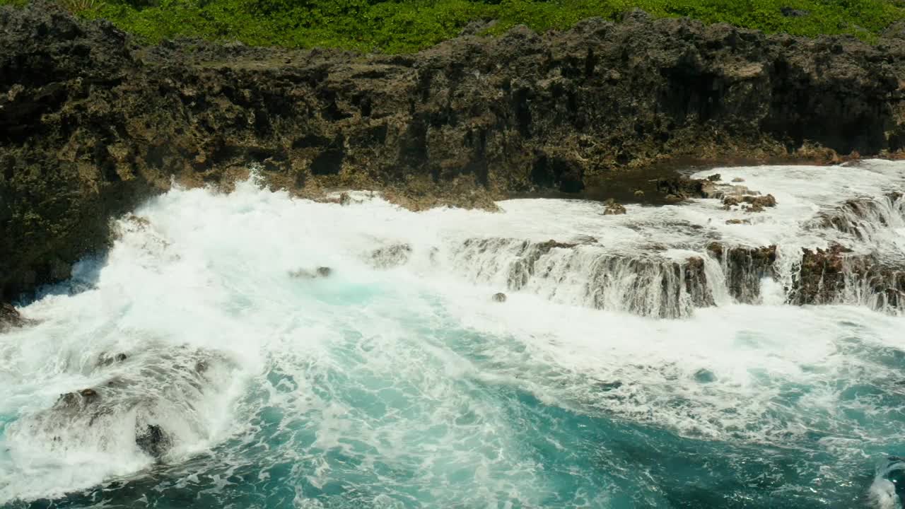 海浪拍打着海岸视频素材