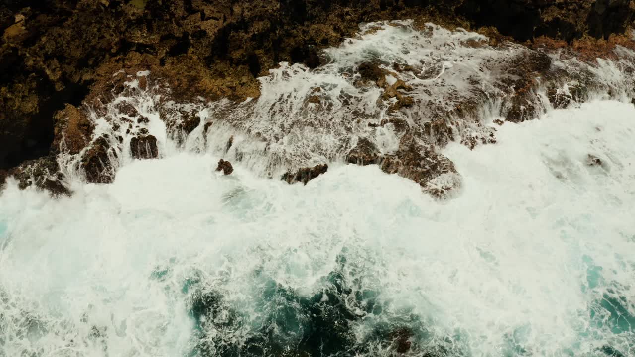 海浪拍打着海岸视频素材