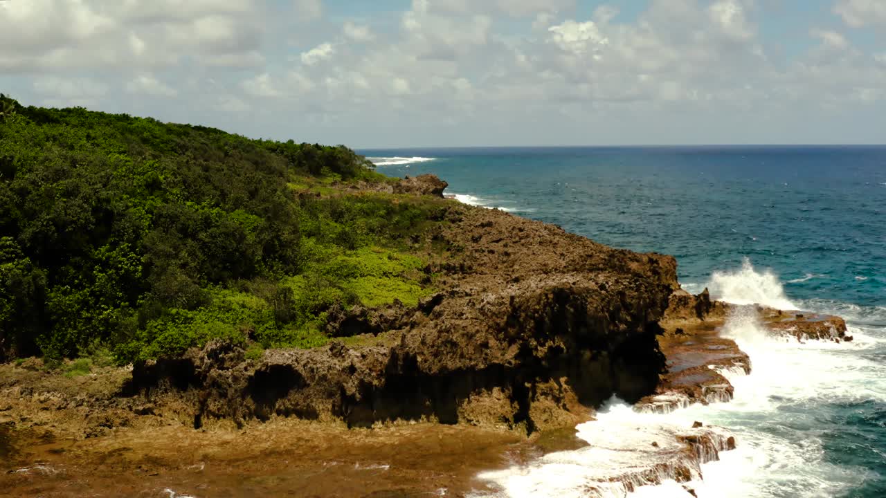 海浪拍打着海岸视频素材