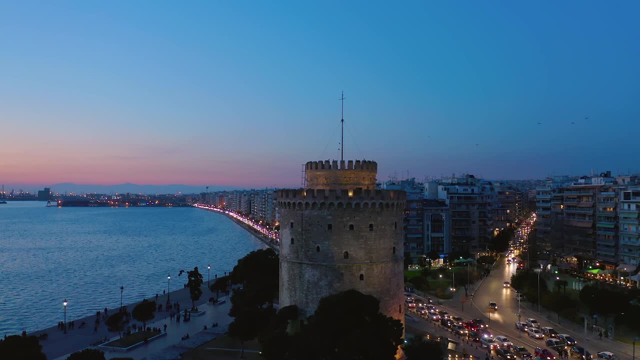 鸟瞰图的塞萨洛尼基和白塔(lefkos pyrgos)在夜间分级视频素材