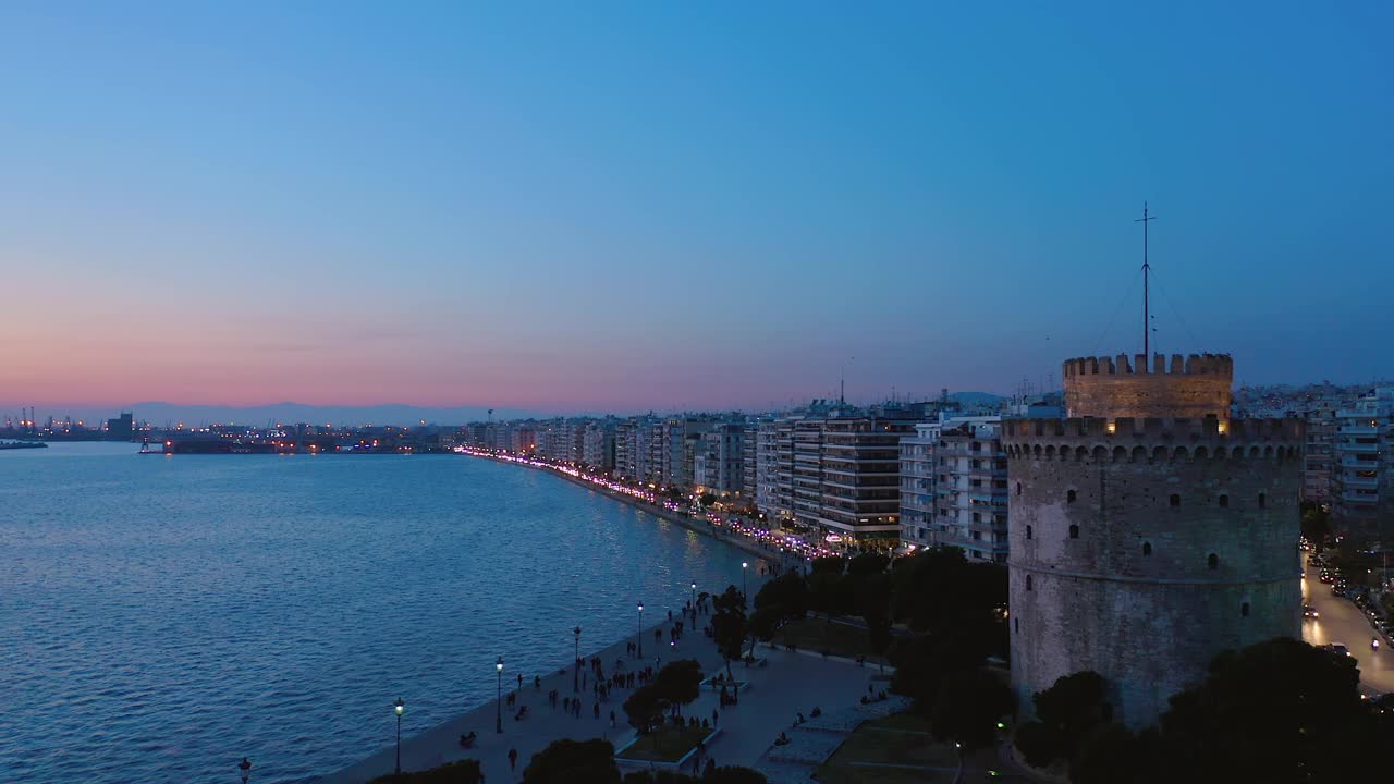 鸟瞰图的塞萨洛尼基和白塔(lefkos pyrgos)在夜间分级视频素材