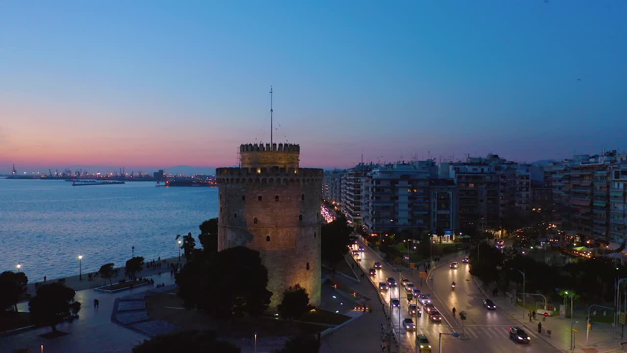 鸟瞰图的塞萨洛尼基和白塔(lefkos pyrgos)在夜间分级视频素材