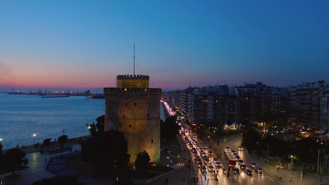 鸟瞰图的塞萨洛尼基和白塔(lefkos pyrgos)在夜间分级视频素材