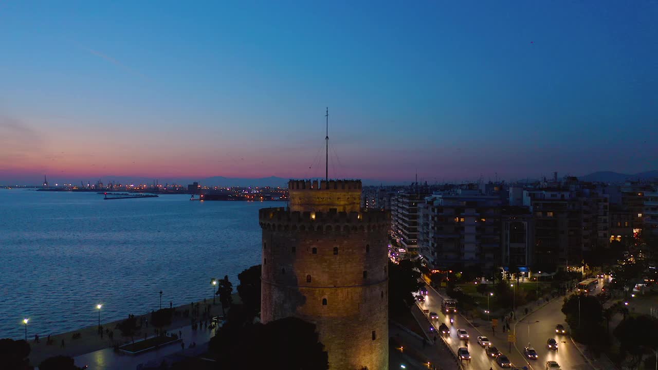 鸟瞰图的塞萨洛尼基和白塔(lefkos pyrgos)在夜间分级视频素材