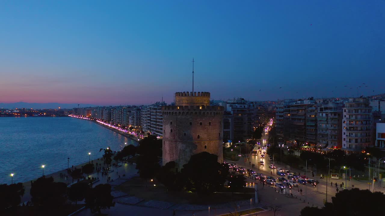 鸟瞰图的塞萨洛尼基和白塔(lefkos pyrgos)在夜间分级视频素材