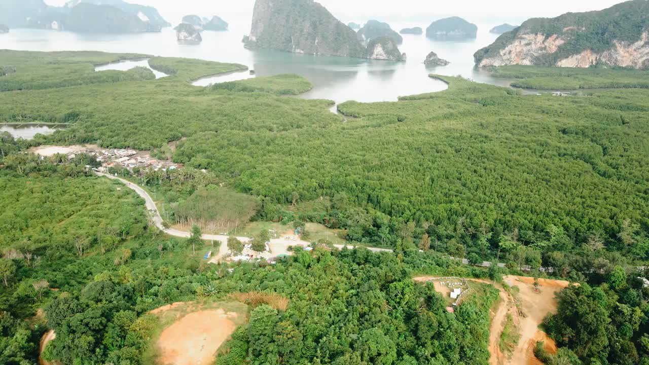 鸟瞰图热带惊人的山脉和海洋蓝色的Samed Nang Chee在泰国受欢迎的旅游地点。视频素材