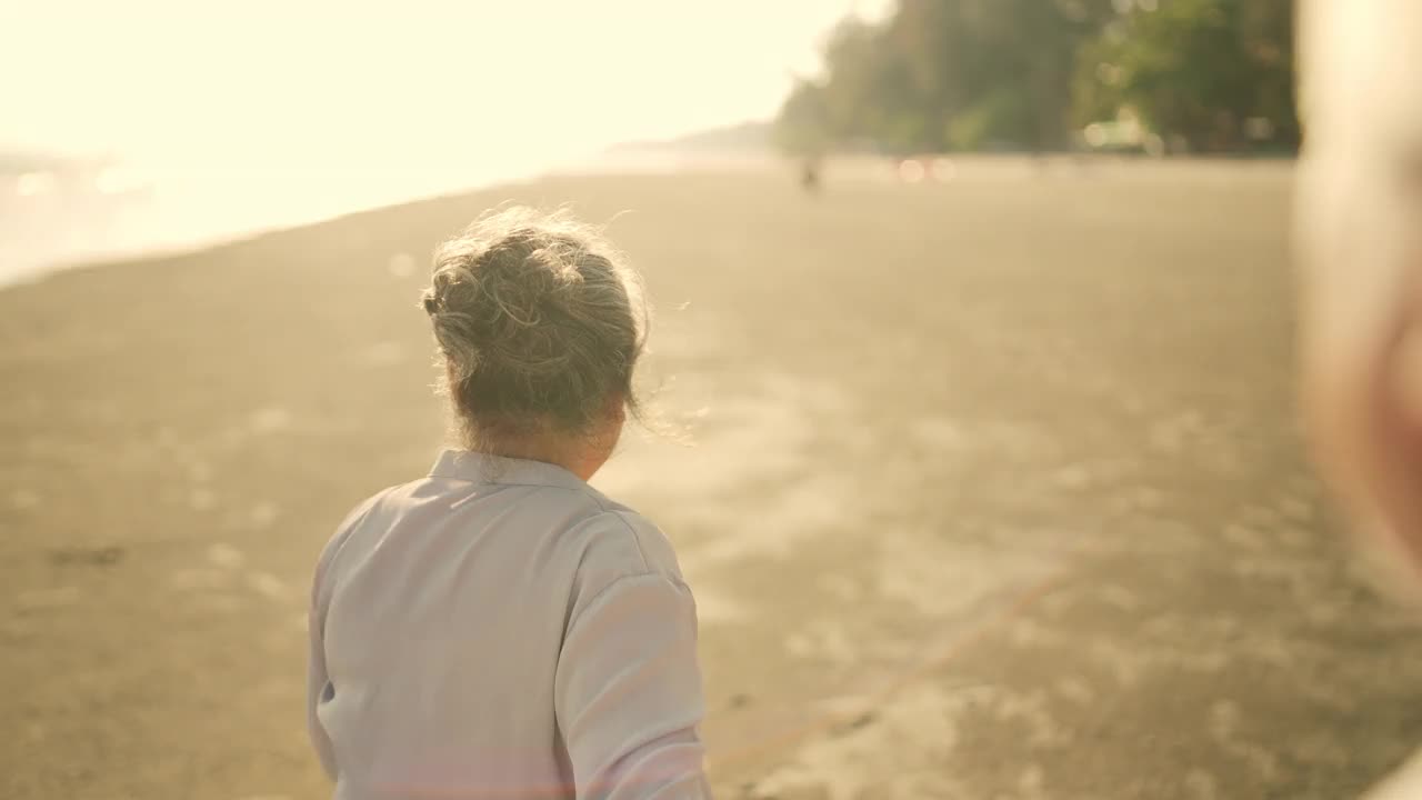 4K亚洲资深夫妇享受海滩上的夏日日落浪漫假期视频素材