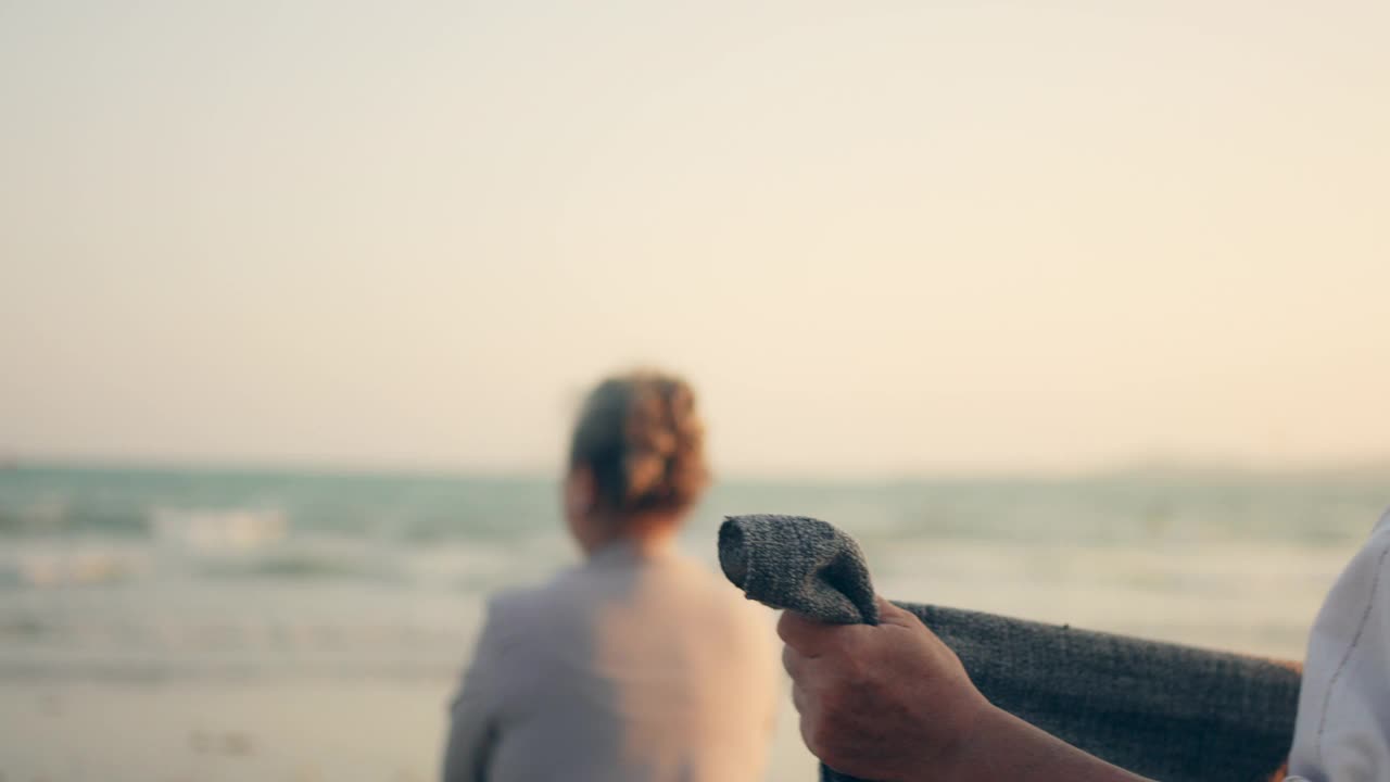 4K亚洲资深夫妇享受海滩上的夏日日落浪漫假期视频下载