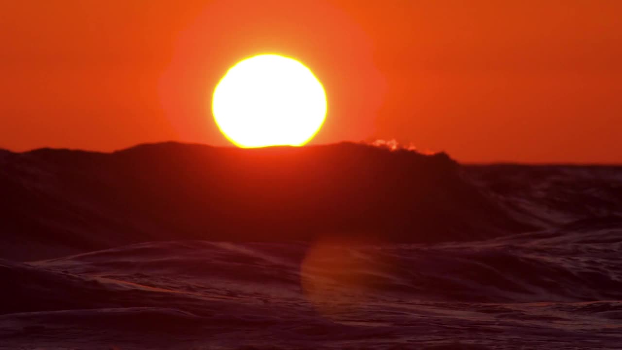 夕阳下金色的波浪视频素材