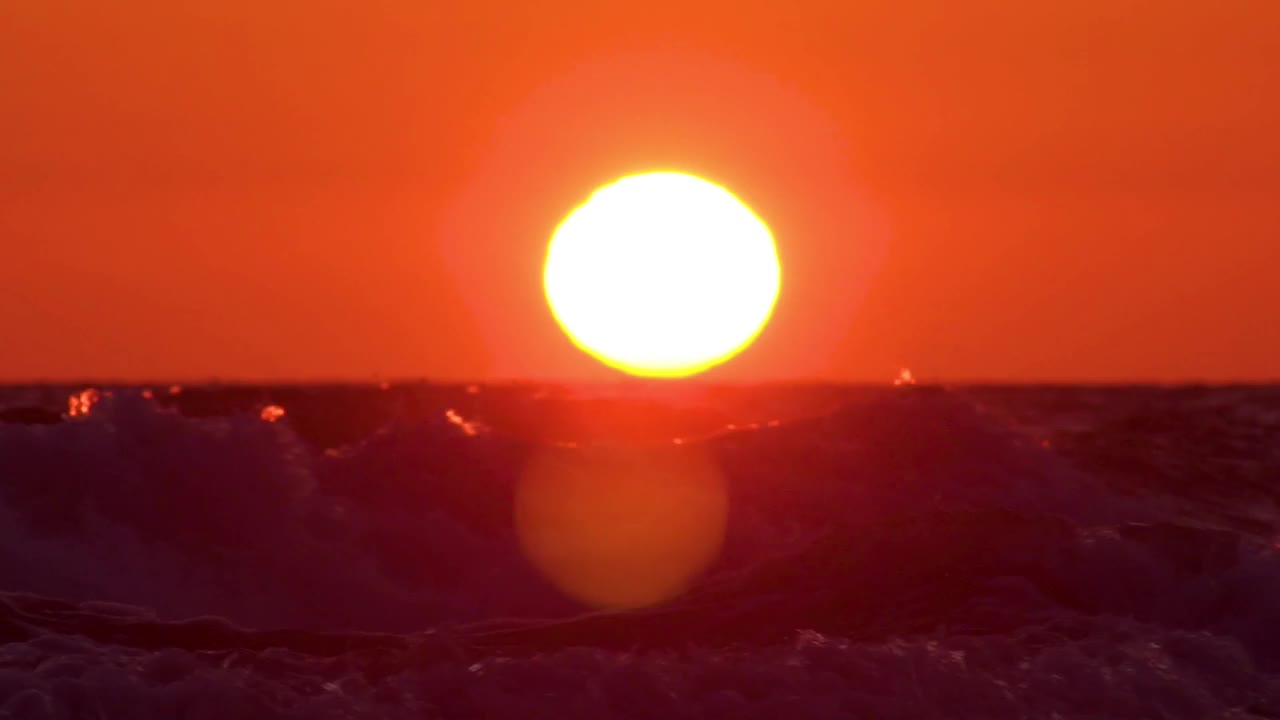 夕阳下金色的波浪视频素材