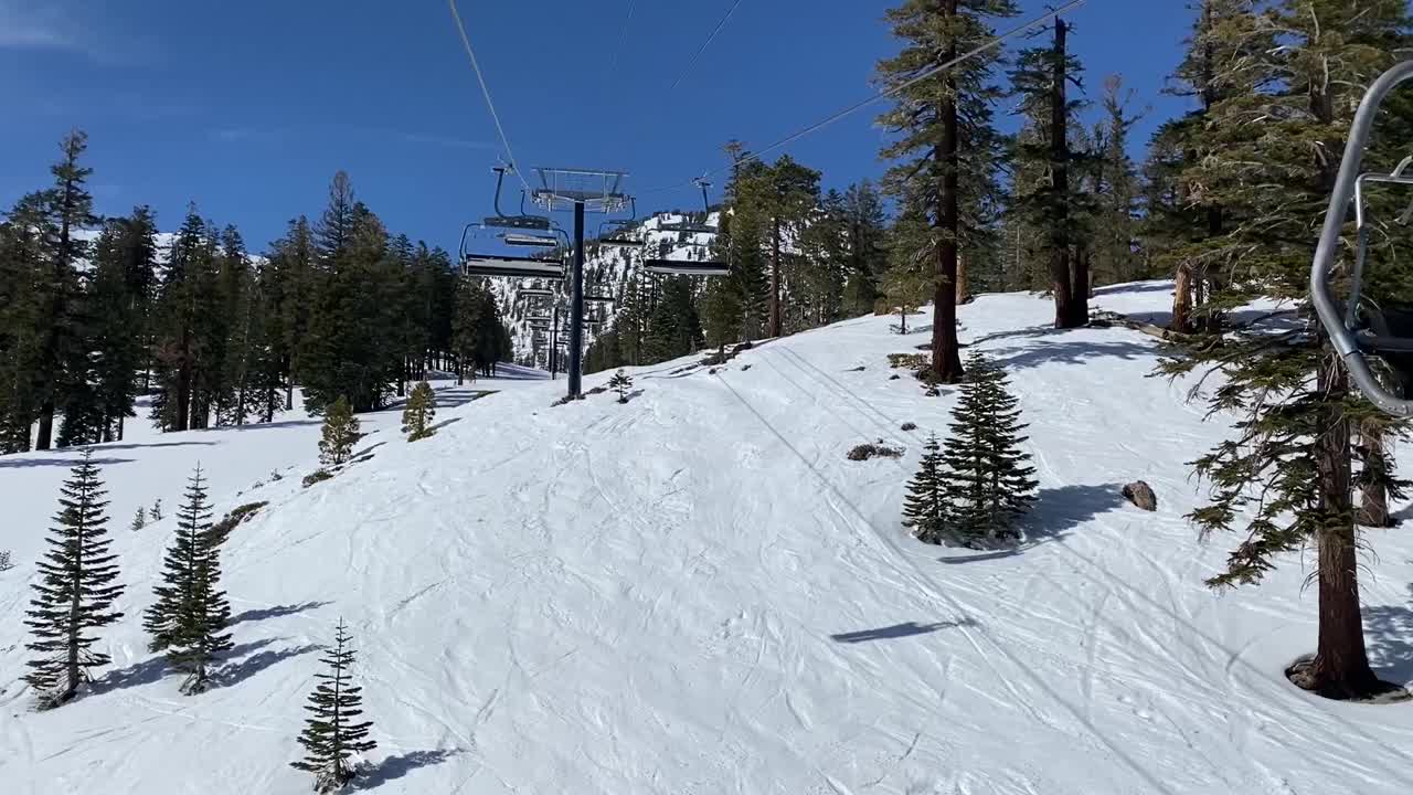 山上空荡荡的滑雪缆车。视频素材