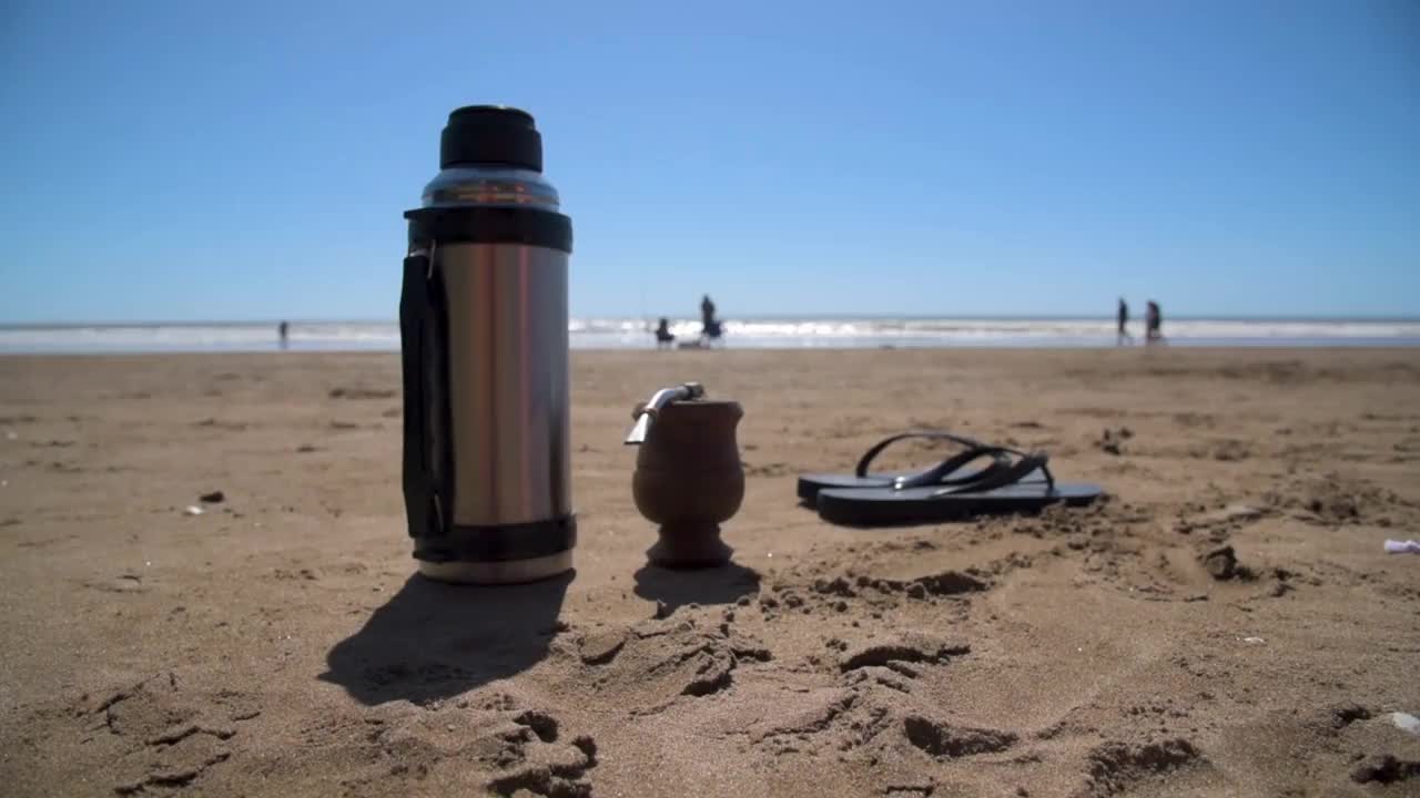 阿根廷海滩的景色，人们在背后行走和奔跑视频素材