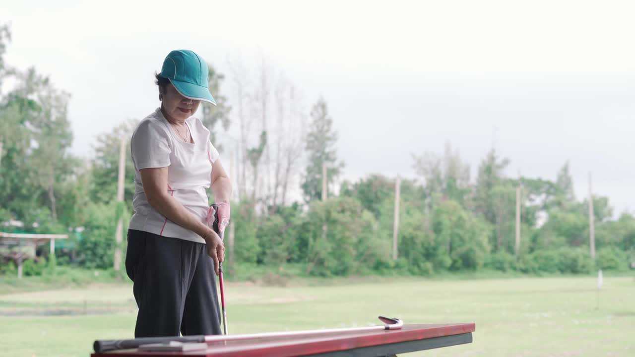 一个年长的女人在击球视频素材