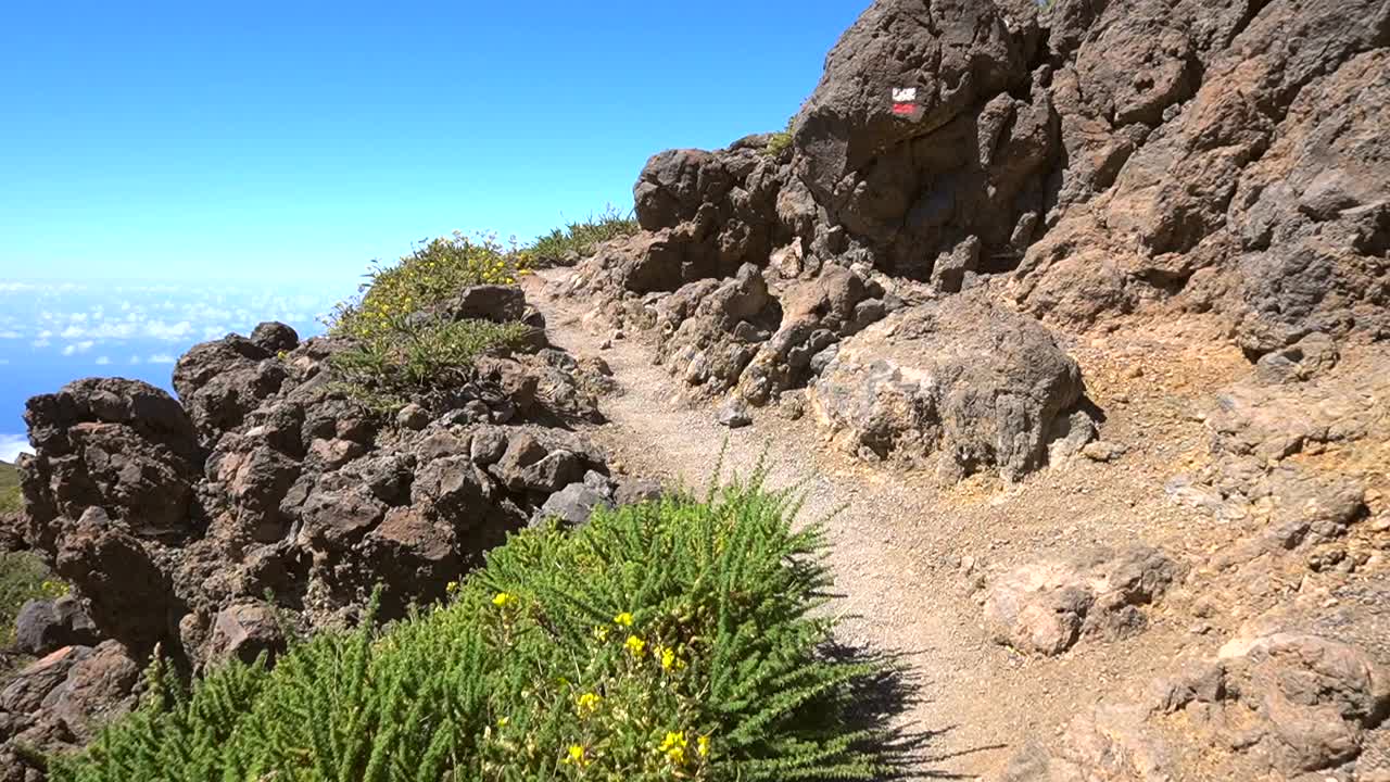 一个夏日的下午，加那利群岛拉帕尔马的塔布里恩特火山口自然公园附近的望远镜。西班牙视频素材