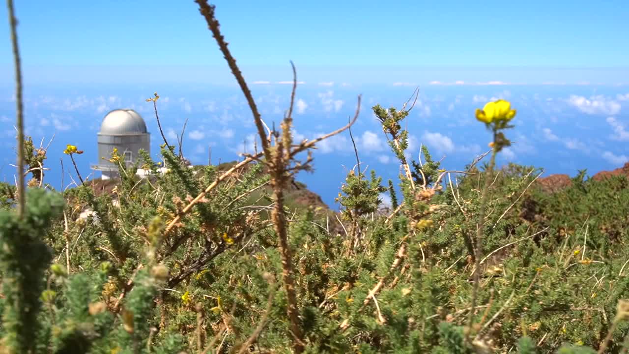 一个夏日的下午，加那利群岛拉帕尔马的塔布里恩特火山口自然公园附近的望远镜。西班牙视频素材