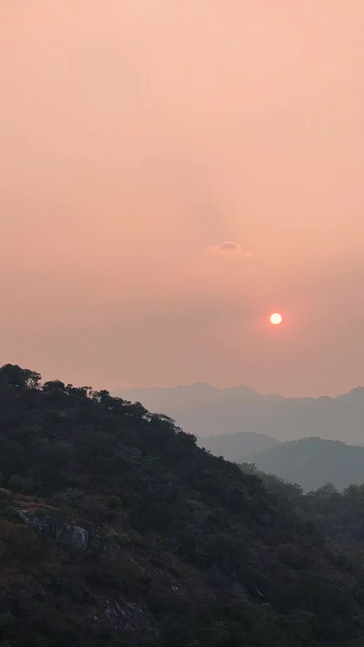 从印度拉贾斯坦邦乌代普尔的Kumbhalgarh堡垒看到的山后面的日落。视频素材