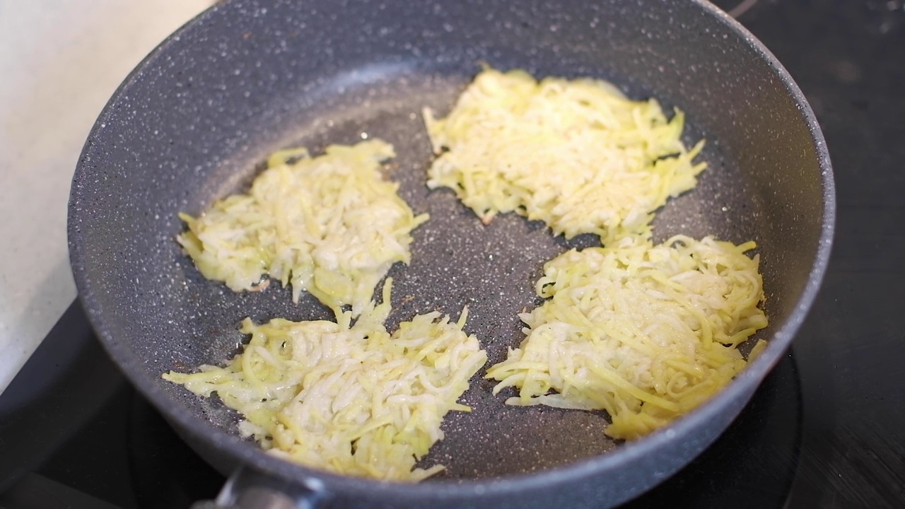 用煎锅煎土豆煎饼的过程。视频食谱。视频素材