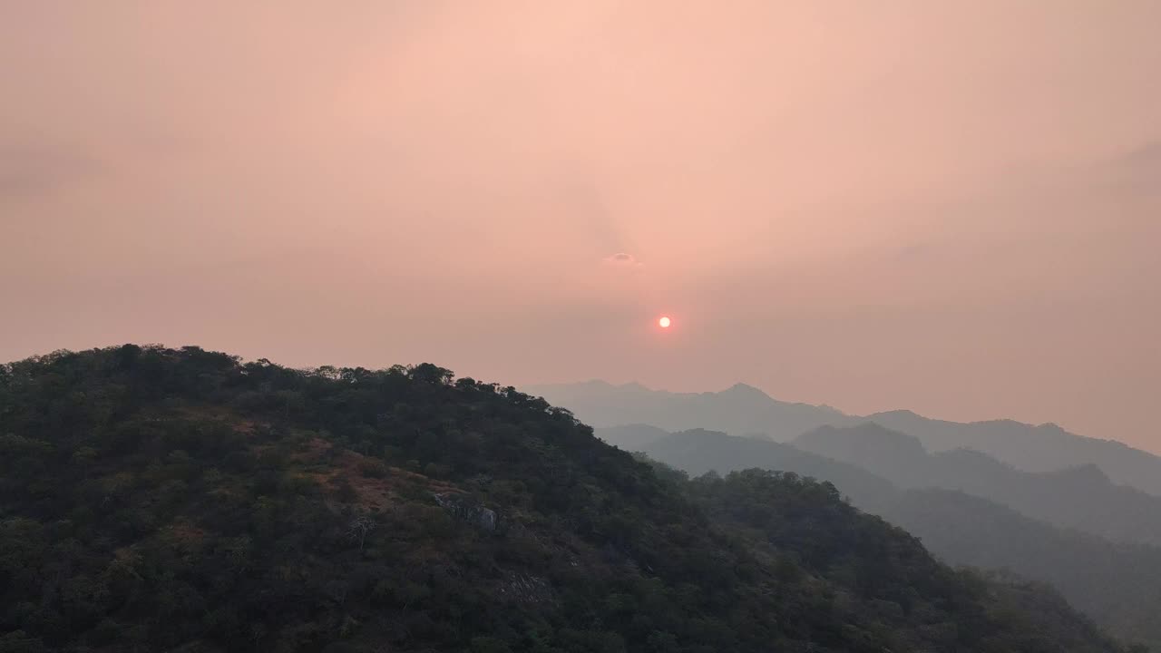 从印度拉贾斯坦邦乌代普尔的Kumbhalgarh堡垒看到的山后面的日落。视频素材