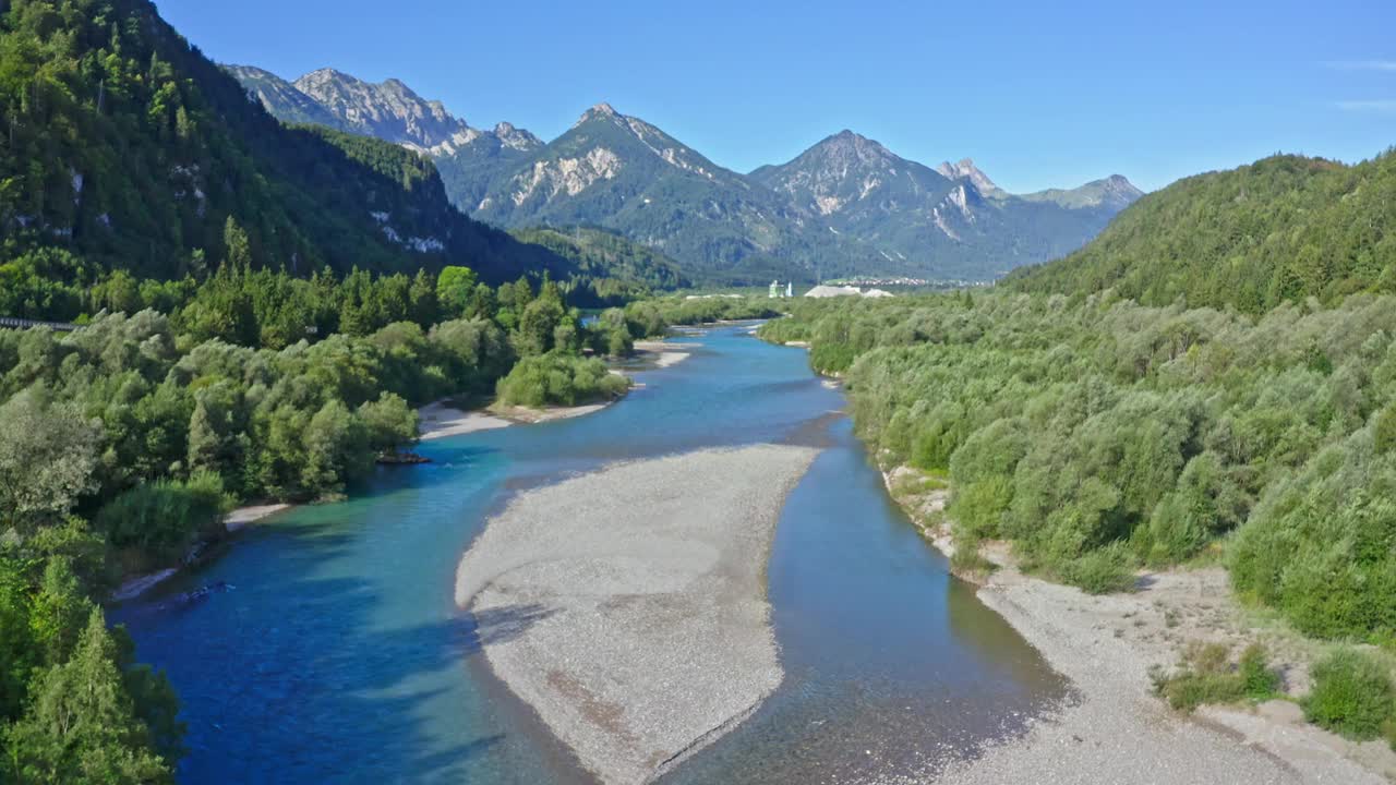 Füssen，莱赫河的鸟瞰图。德国巴伐利亚州新天鹅堡附近的Füssen镇。视频下载