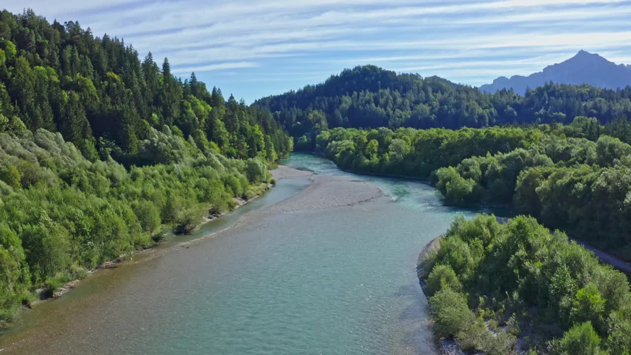 Füssen，莱赫河的鸟瞰图。小镇Füssen附近的新天鹅堡，德国巴伐利亚。视频素材