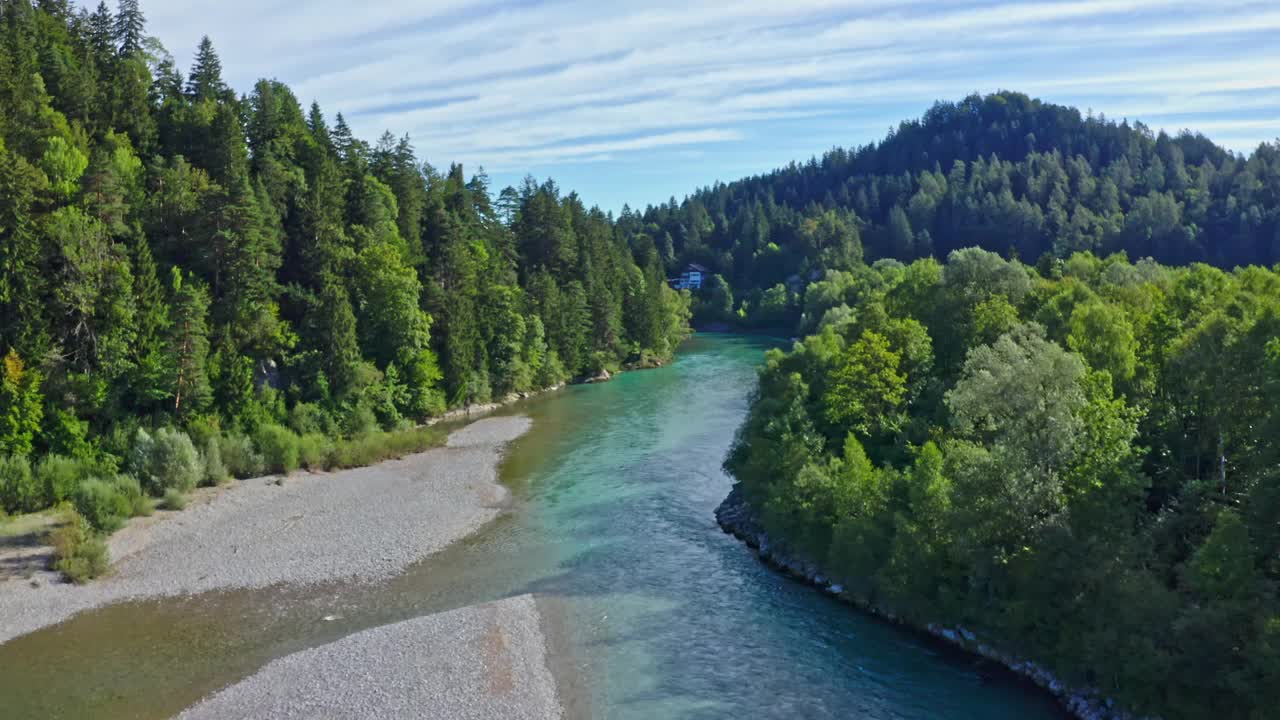 Füssen，莱赫河的鸟瞰图。小镇Füssen附近的新天鹅堡，德国巴伐利亚。视频下载