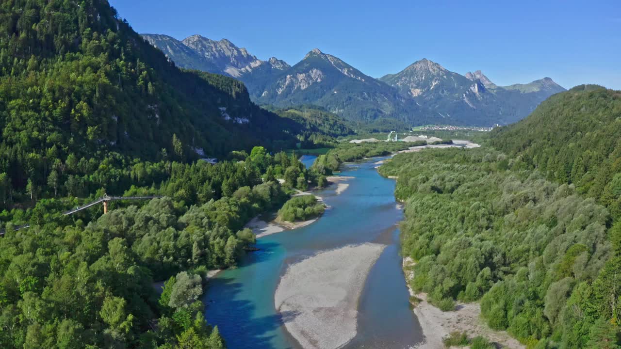 Füssen，莱赫河的鸟瞰图。小镇Füssen附近的新天鹅堡，德国巴伐利亚。视频素材