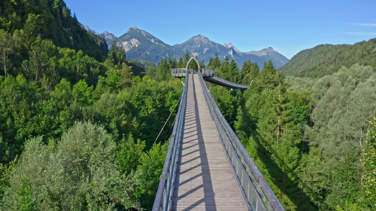 Baumkronenweg Ziegelwies在巴伐利亚阿尔卑斯的富森镇，莱赫河。德国巴伐利亚新天鹅堡附近的小镇脚。视频下载