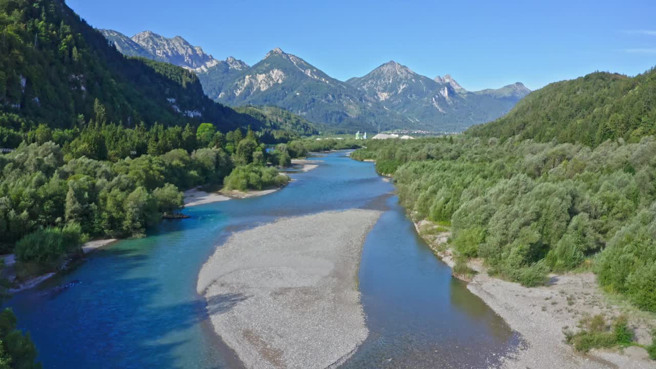 Füssen，莱赫河的鸟瞰图。小镇Füssen附近的新天鹅堡，德国巴伐利亚。视频下载