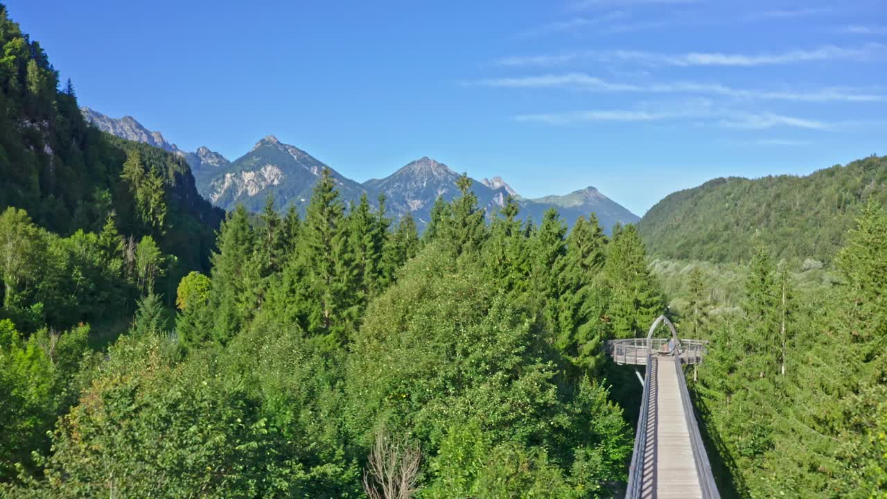 Füssen，莱赫河的鸟瞰图。小镇Füssen附近的新天鹅堡，德国巴伐利亚。视频下载