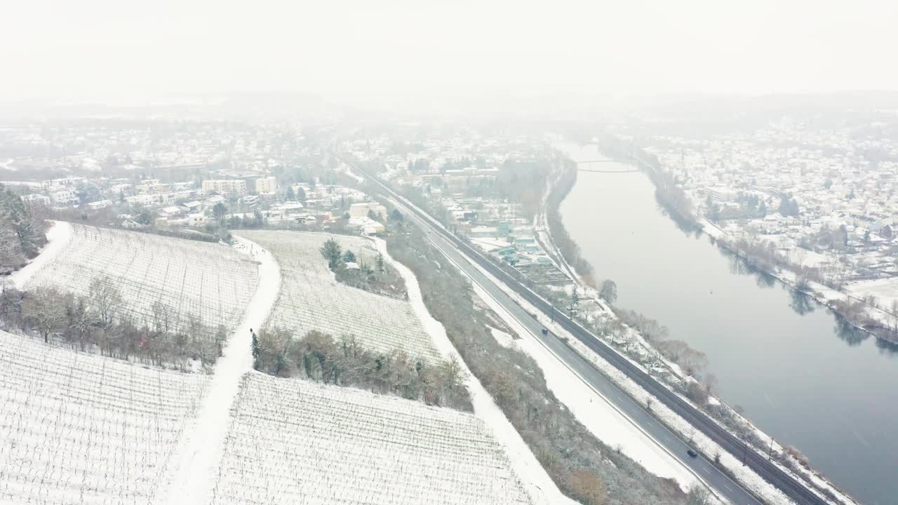 鸟瞰图的葡萄园Mainfranken地区，Würzburg，德国。山上的葡萄园被视频素材