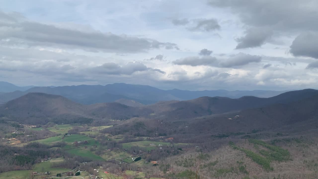 从美国乔治亚州贝尔山的山顶俯瞰海华沙山谷和湖的全景视频素材