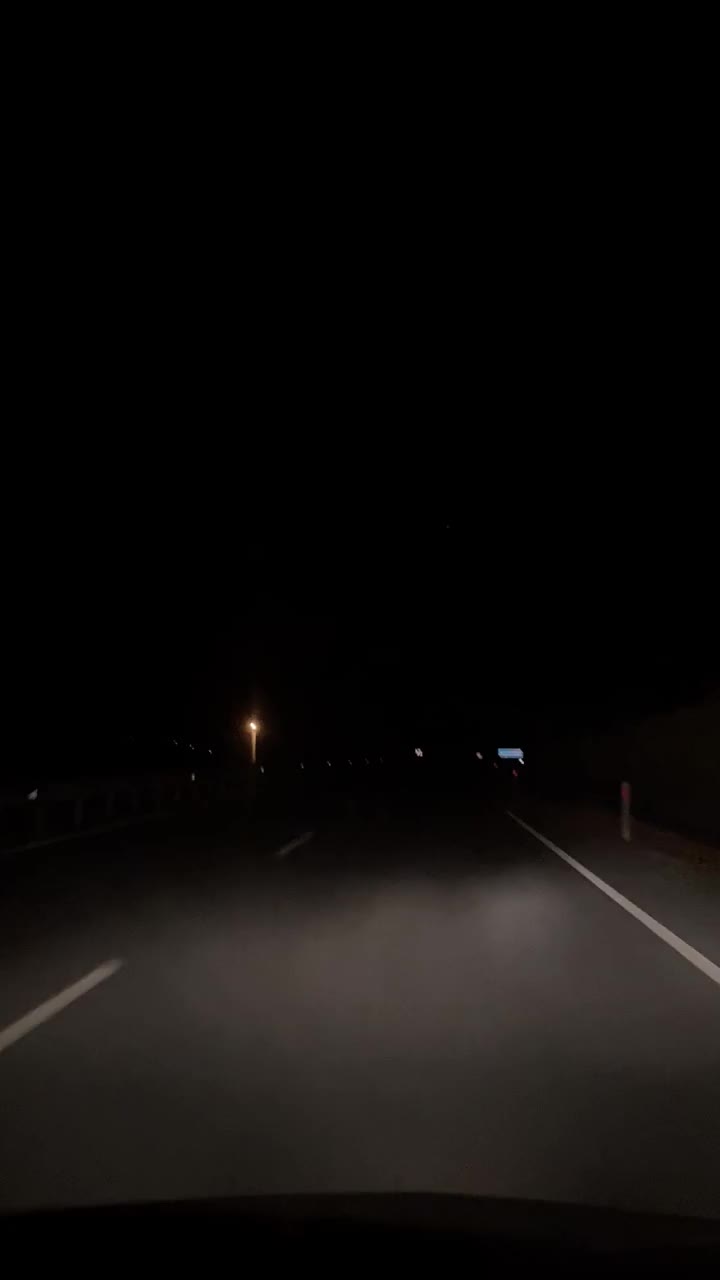 开车穿过午夜空白的道路视频素材