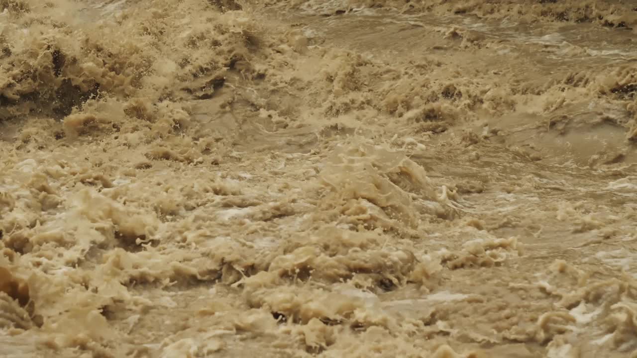 暴雨过后河水湍急视频素材