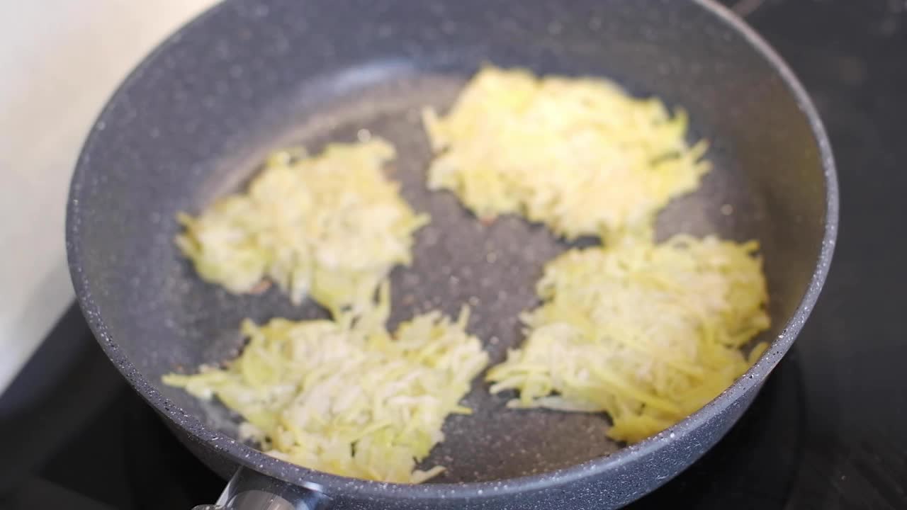 用煎锅煎土豆煎饼的过程。视频食谱。视频素材