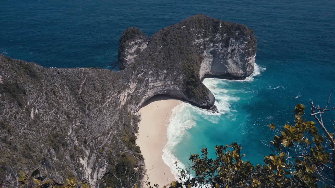 Nusa Penida岛的Manta湾或克林金海滩，巴厘岛最著名的旅游景点之一。视频素材