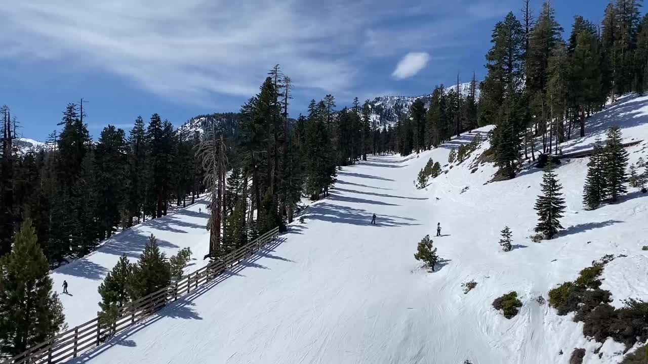 山上空荡荡的滑雪板。视频下载