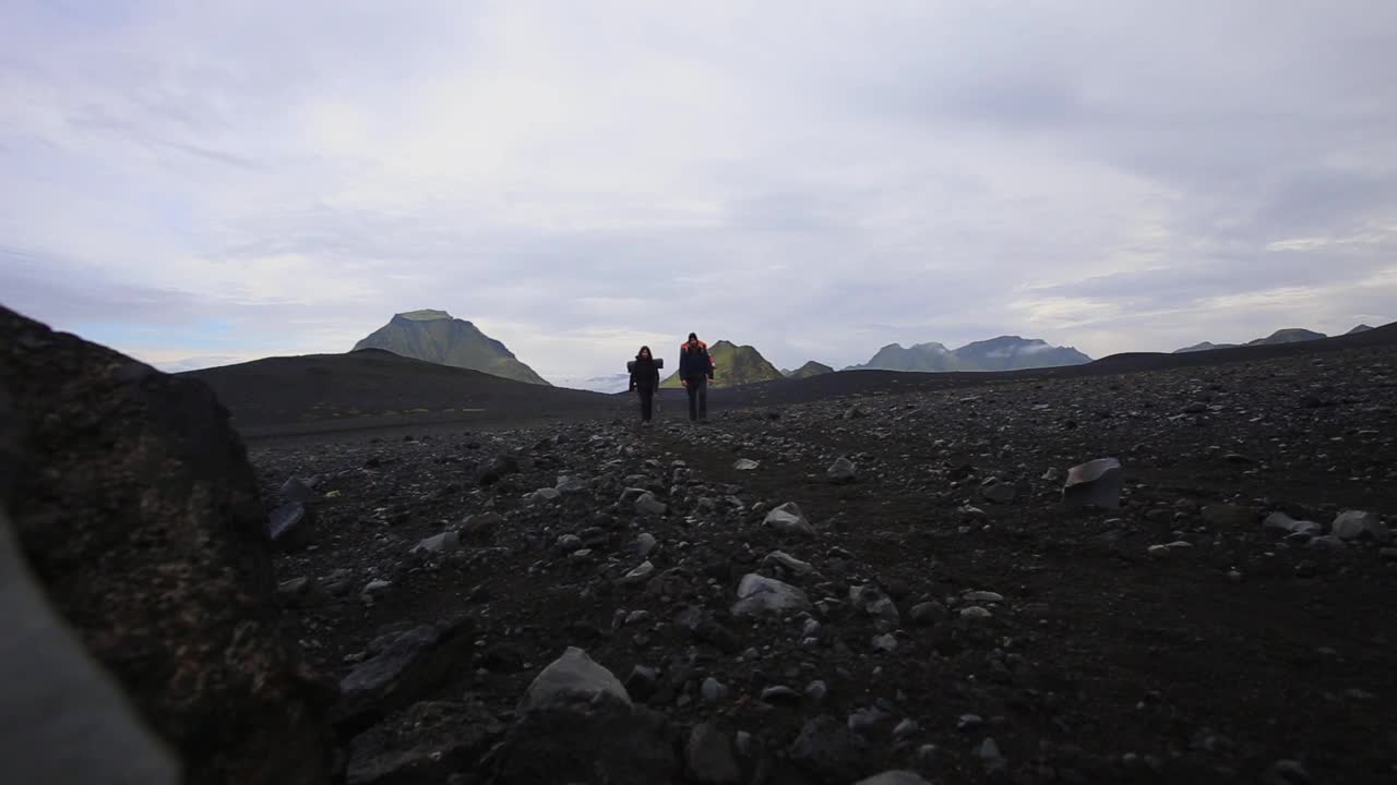 一对夫妇背着背包从冰岛的Landmannalaugar徒步54公里视频素材