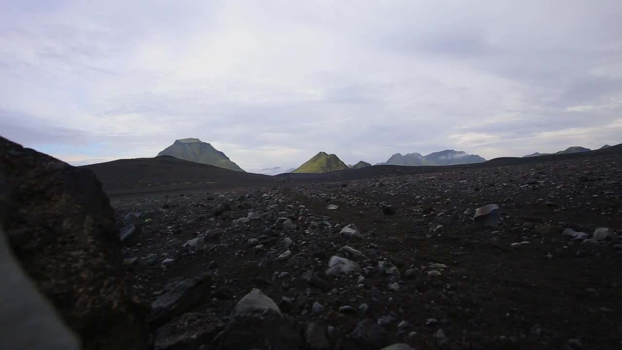 一对夫妇背着背包从冰岛的Landmannalaugar徒步54公里视频素材