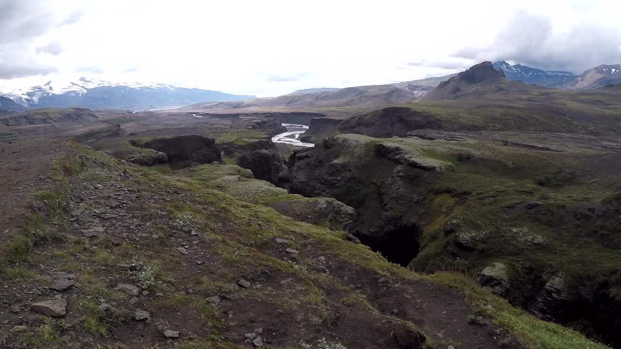 一个背着背包的年轻人在悬崖峭壁上从冰岛的Landmannalaugar徒步54公里视频素材