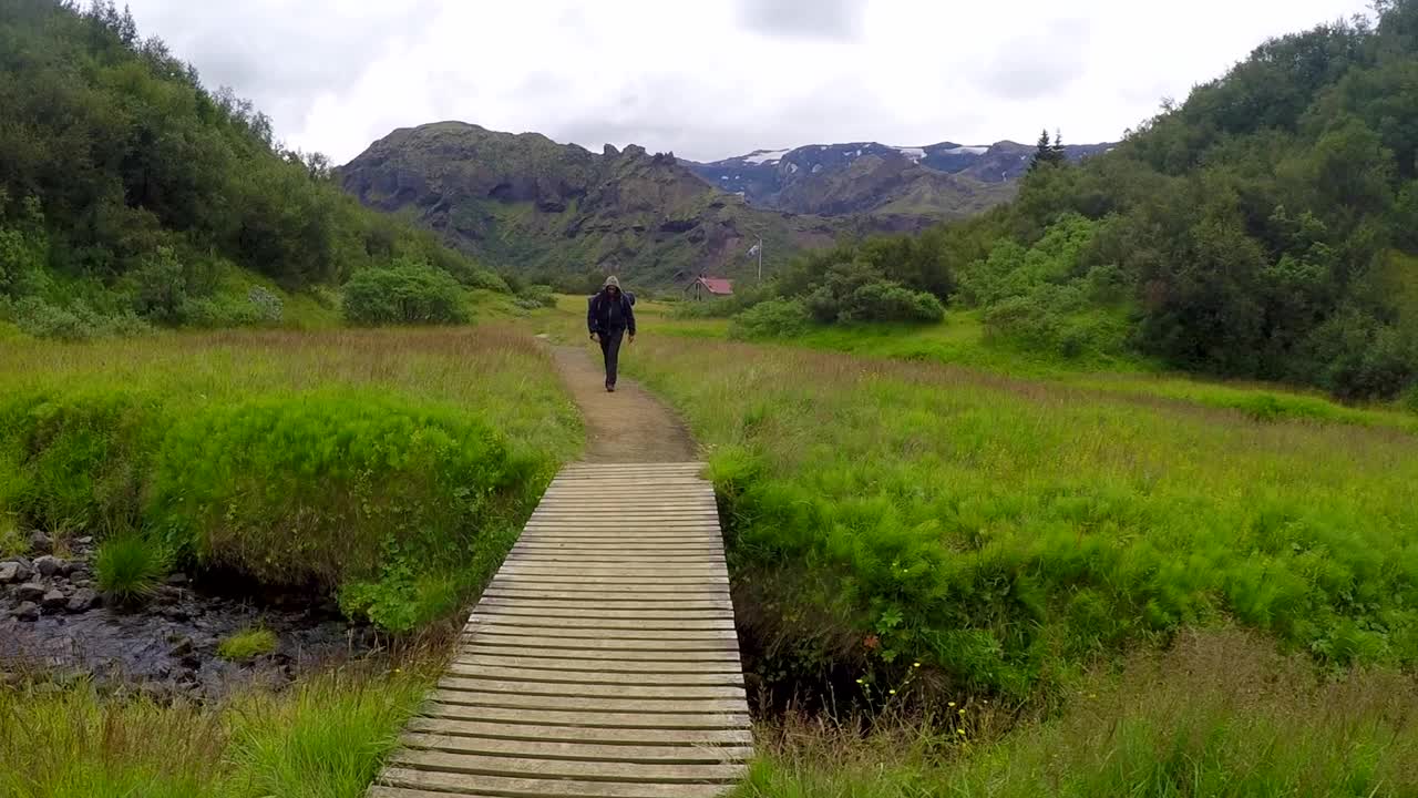 一名背着背包的年轻人从冰岛的Landmannalaugar出发，开始了54公里的徒步旅行视频素材