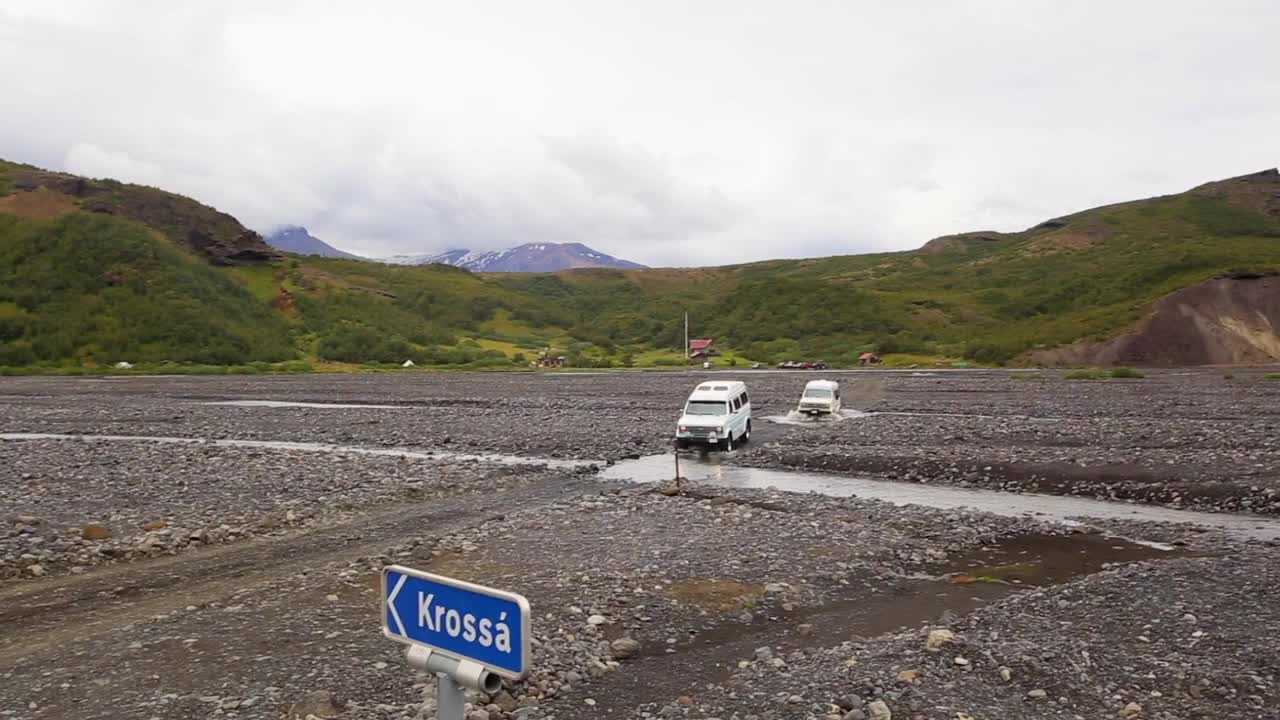 4x4穿越河流到达54公里的起点，从Landmannalaugar，冰岛视频素材