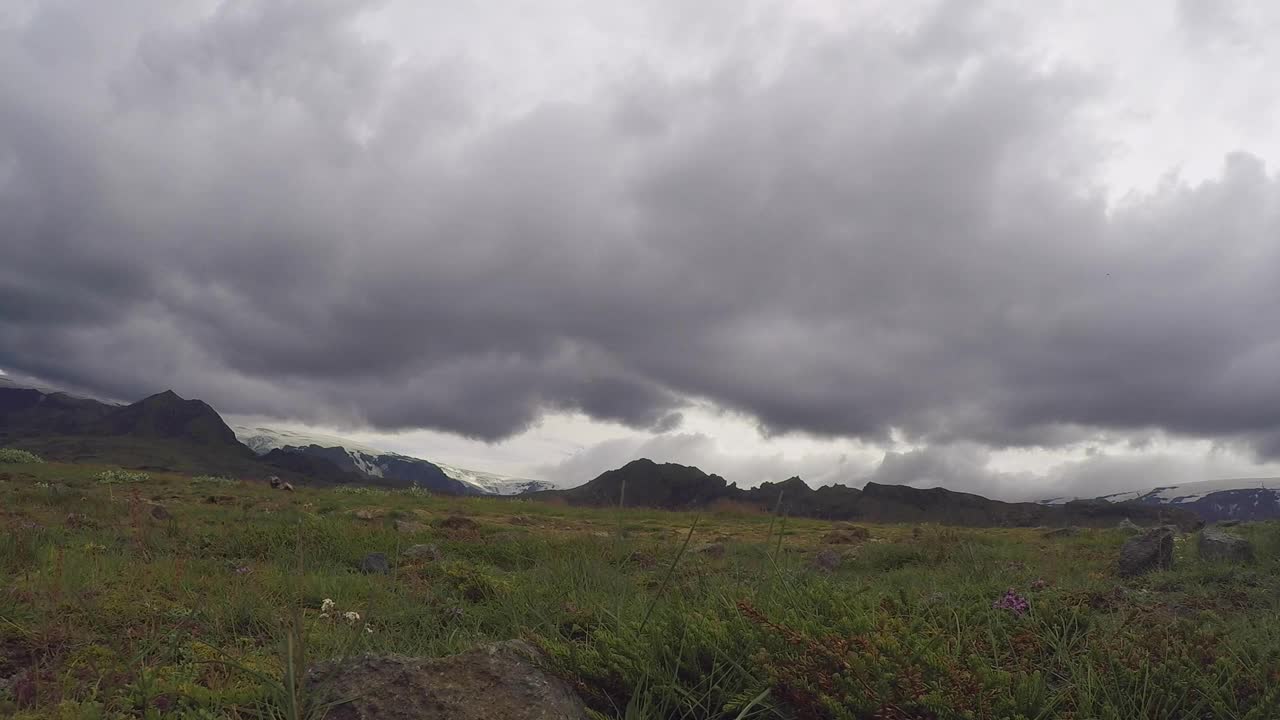 从冰岛的Landmannalaugar出发，54公里的路程中，沸腾的水像烟囱一样冒了出来视频素材