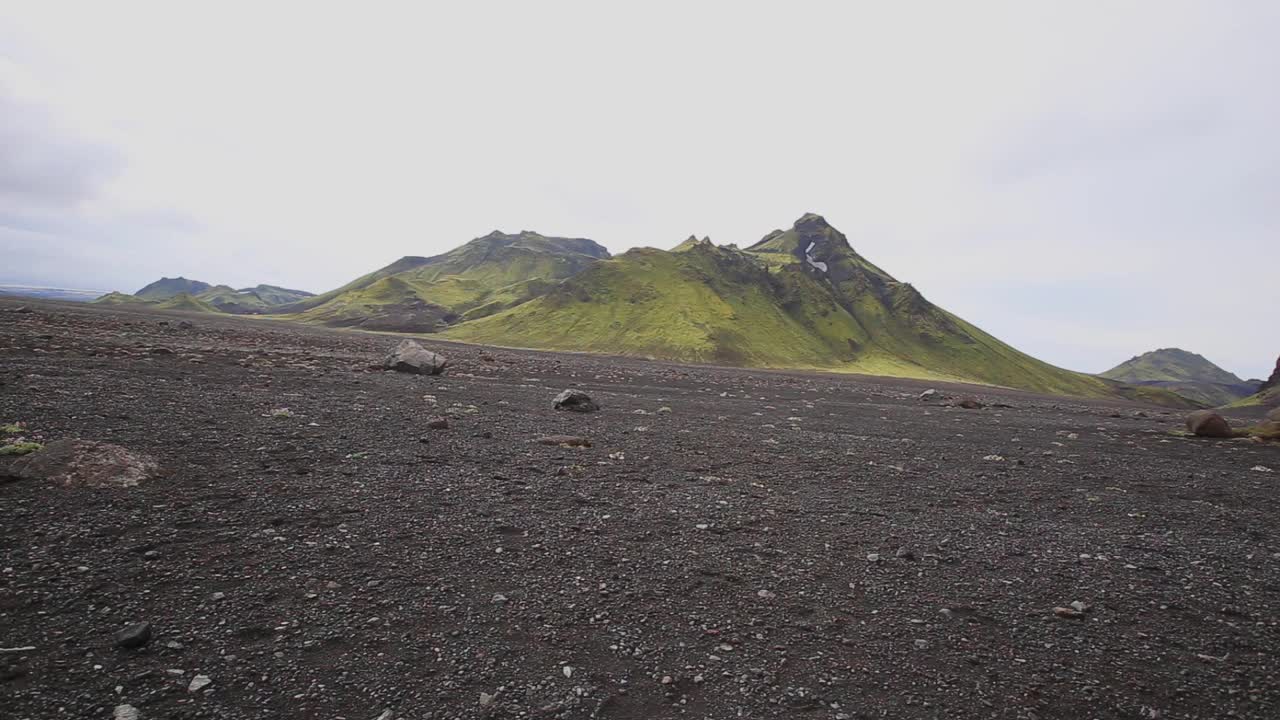 一对夫妇从冰岛的Landmannalaugar出发，在54公里的长途跋涉中又跑又跳视频素材