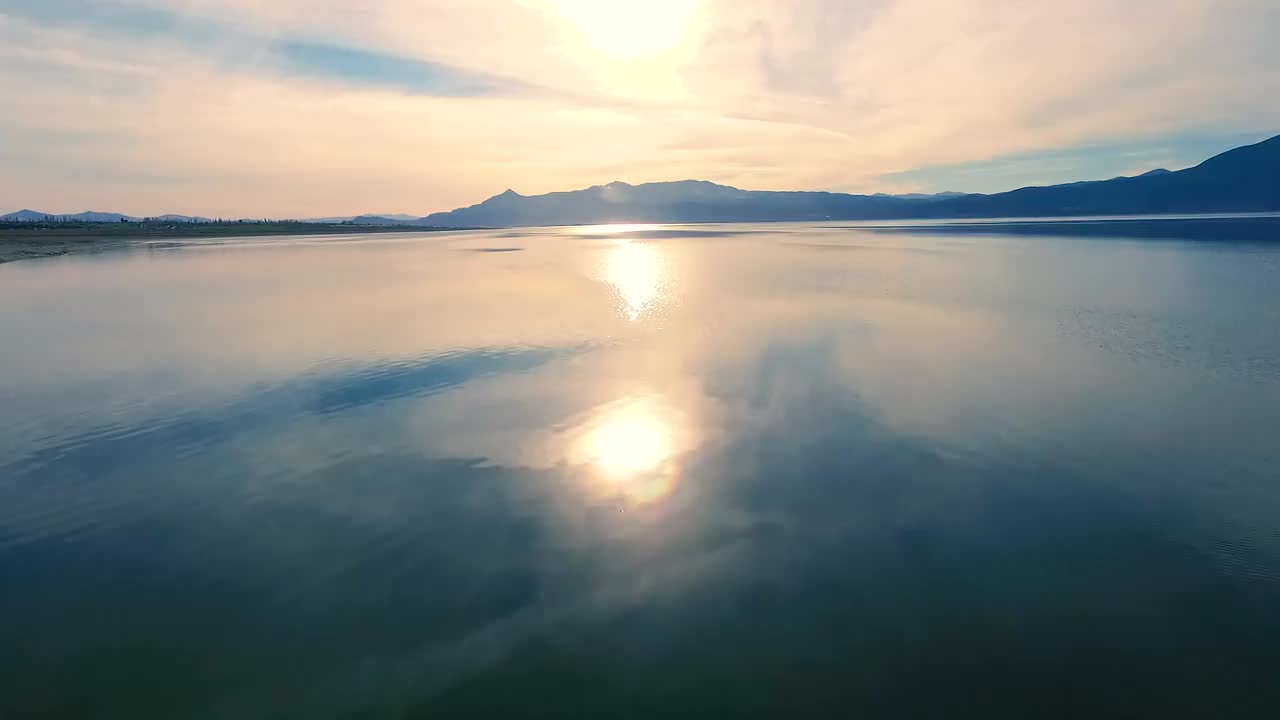 鲜艳的紫色湖泊日落，航拍视频素材