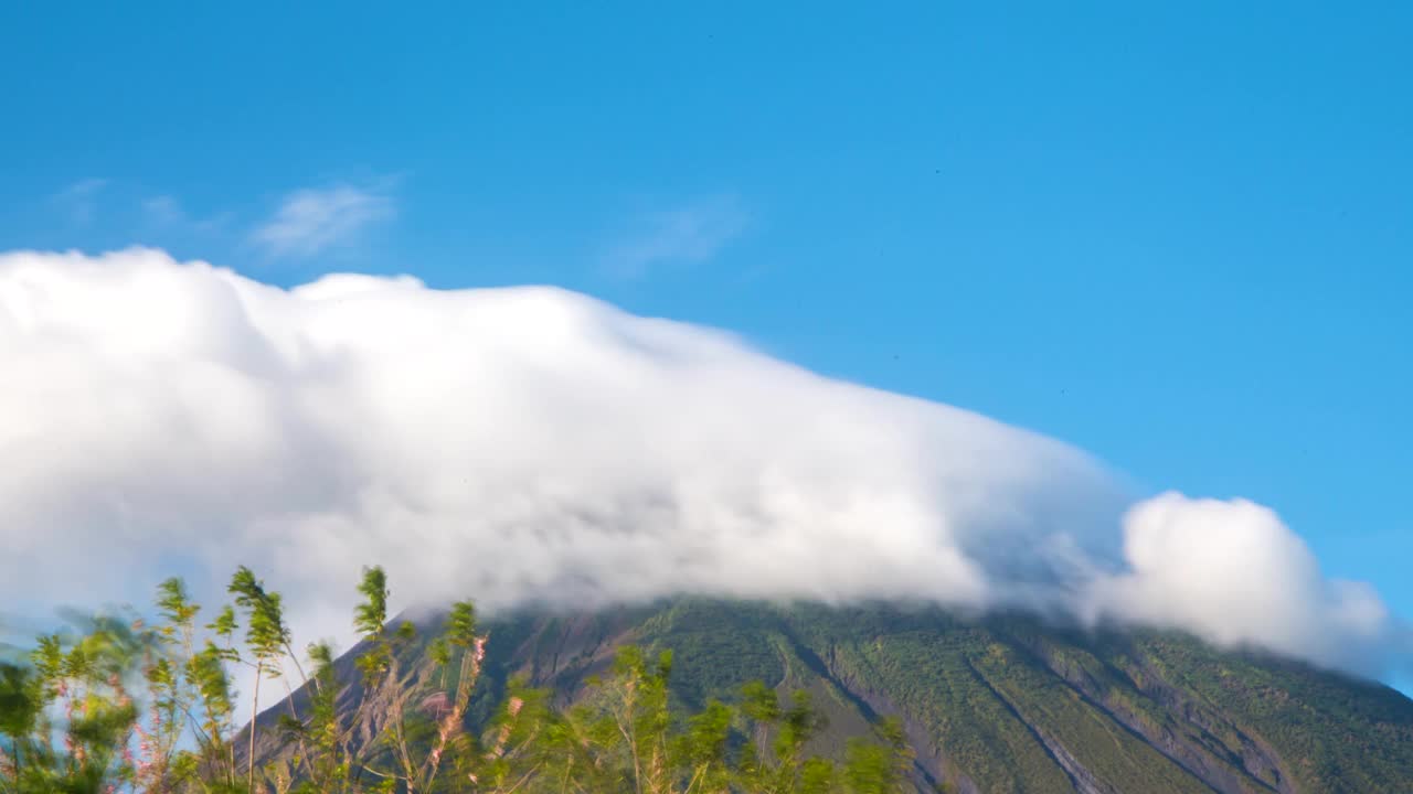 云经过火山在奥梅特佩岛在尼加拉瓜时间流逝视频素材