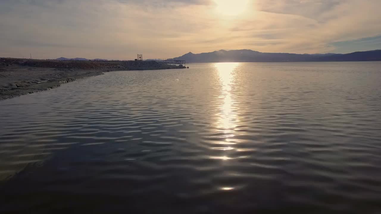 鲜艳的紫色湖泊日落，航拍视频素材