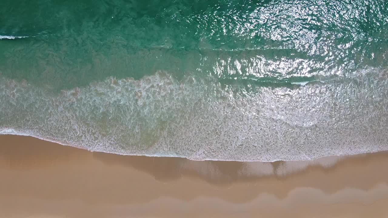 普吉岛海滩海，海滩海在夏天的阳光。视频素材