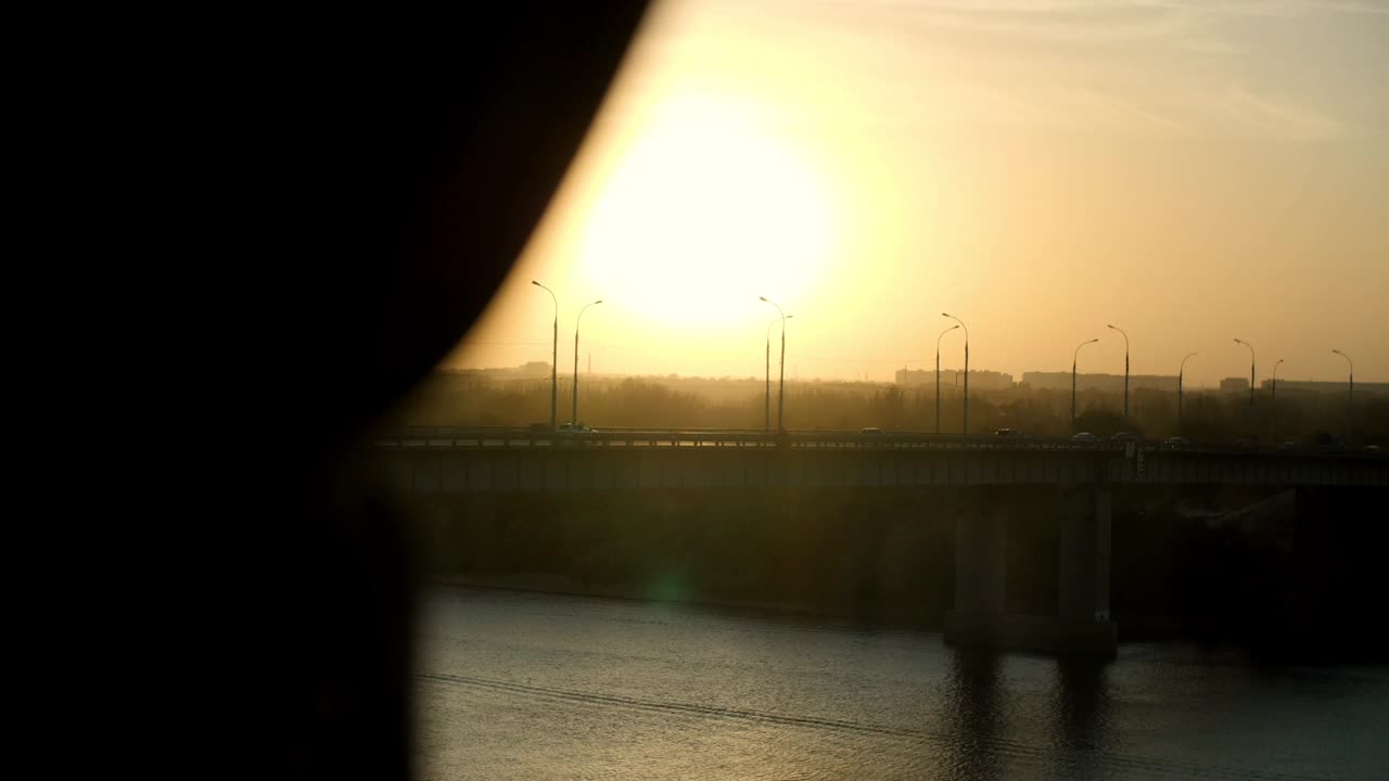 日落时分公路桥的镜头视频素材