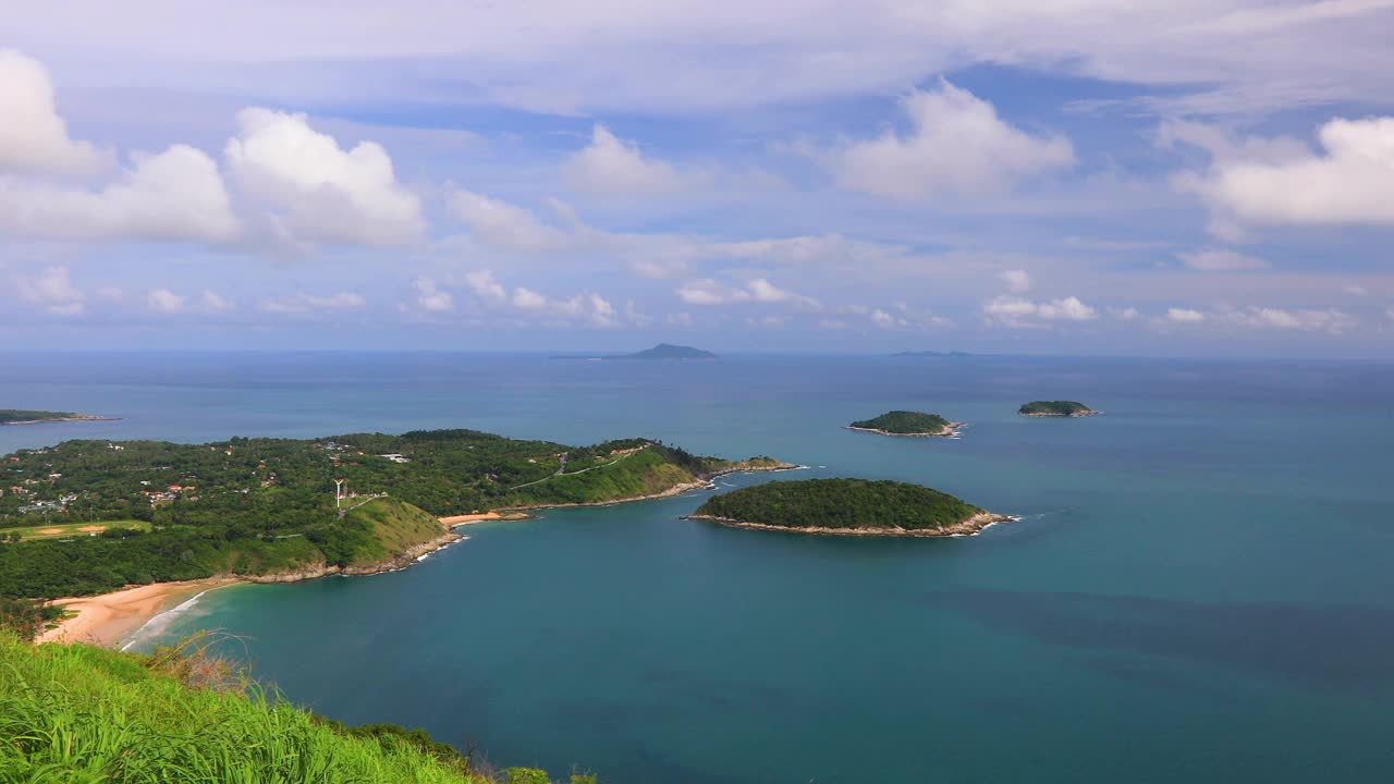 令人惊叹的泰国普吉岛热带岛屿海滩，海滩上的阳光在夏天，蓝色的绿松石海和白色的沙滩背景。视频素材