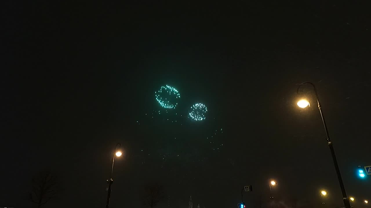 夜空中明亮的烟花球视频素材